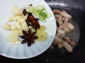 再放入葱、姜、蒜，花椒、大料炒出香味