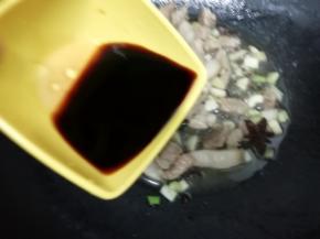 再放入生抽，蚝油，老抽翻炒均匀