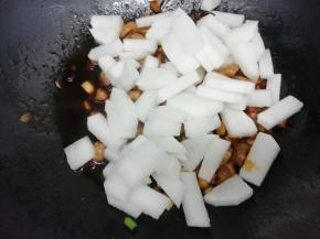 再放入白萝卜调翻炒片刻