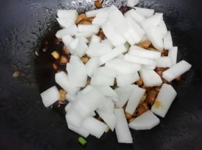 再放入白萝卜调翻炒片刻