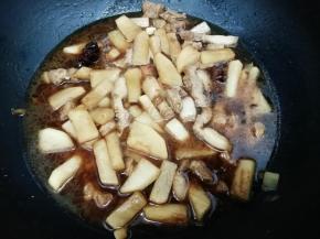 然后加入和食材一平的水，大火烧开，然后转中火慢煮到汤汁快干时，再转大火收汁，即可关火出锅