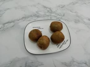 准备四个猕猴桃