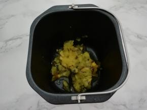 把猕猴桃用勺子挖出果肉，放入面包桶