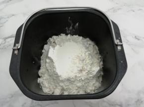 再把盐、水和白糖、面粉加入面包桶中