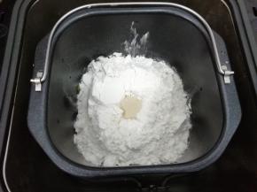 面包桶放入面包机中揉15分钟