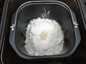 面包桶放入面包机中揉15分钟
