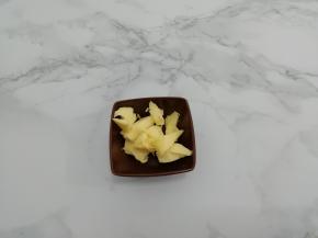 黄油取出切成块软化