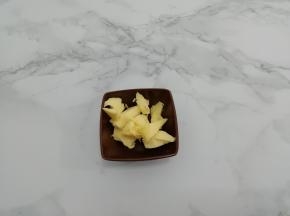 黄油取出切成块软化