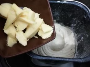 把软化好的黄油加入面包桶中，继续揉15分钟，然后放在面包桶中，第一次发酵