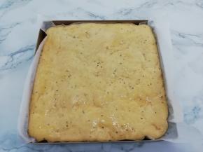 发酵好的面取出来刷上一层鸡蛋液，然后放入烤箱中170度中层烤30分钟