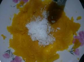 南瓜洗净去皮切块蒸熟，加入白糖用勺子压成细腻南瓜泥