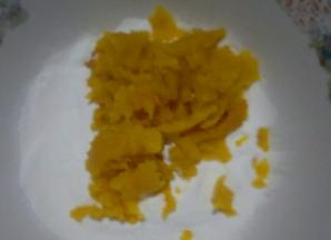 把南瓜泥加入糯米粉中