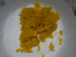 把南瓜泥加入糯米粉中