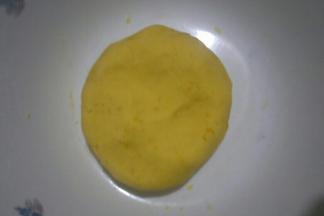 揉成光滑面团，盖保鲜膜松弛20分钟