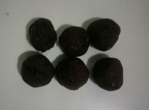 把豆沙分成6等份，也可以分成自己喜欢的大小