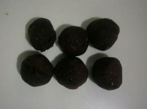 把豆沙分成6等份，也可以分成自己喜欢的大小