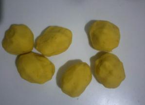 南瓜面团也分成6等份