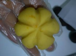 用筷子压出花纹，形成南瓜形状