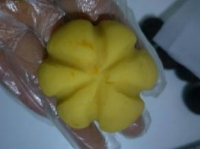 用筷子压出花纹，形成南瓜形状