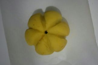 在顶部用筷子扎一个小孔