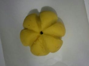 在顶部用筷子扎一个小孔