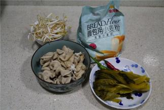 如图这款菜谱用到了半熟的肥肠，豆芽，酸菜，辣椒都是半个，金龙鱼高筋小麦粉。