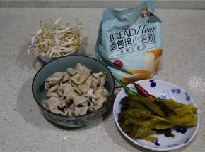 如图这款菜谱用到了半熟的肥肠，豆芽，酸菜，辣椒都是半个，金龙鱼高筋小麦粉。