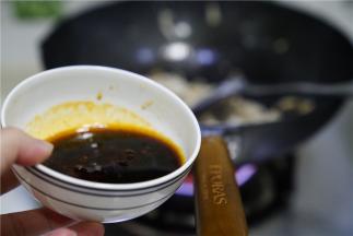 然后用白糖，料酒 ，辣资本，生抽调成汁，加至在锅里。