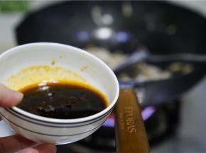 然后用白糖，料酒 ，辣资本，生抽调成汁，加至在锅里。