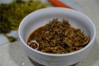 炒至微微入味之后，再盛在碗里，将酸菜洗切好。
