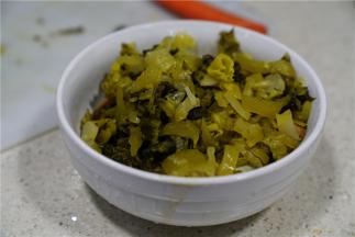 均匀的码放在肥肠上面就可以，然后上蒸锅，隔水蒸40分钟。