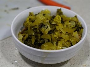 均匀的码放在肥肠上面就可以，然后上蒸锅，隔水蒸40分钟。