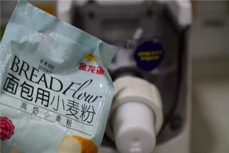 然后在肥肠快要熟的时候，就可以准备做面条机了，我用纯高筋粉来制作面条。500的金龙鱼高筋小麦粉。