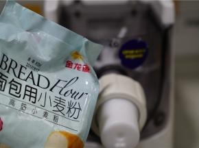 然后在肥肠快要熟的时候，就可以准备做面条机了，我用纯高筋粉来制作面条。500的金龙鱼高筋小麦粉。