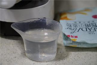 配入180ML的清水，水的话加慢一点，上下差浮个十克都是正常的哦。然后揉出面的工作全都交给面条机啦。