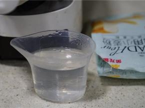 配入180ML的清水，水的话加慢一点，上下差浮个十克都是正常的哦。然后揉出面的工作全都交给面条机啦。