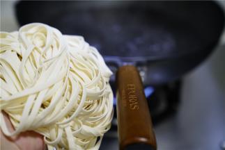 然后锅里再加水煮开，将做出来的面条下锅，煮至面条浮起。