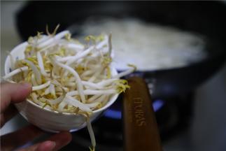 然后再加入适量的豆芽提味提口感。