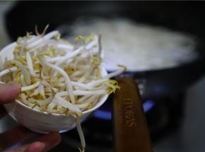然后再加入适量的豆芽提味提口感。