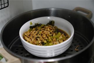 这时候酸菜肥肠也蒸好了