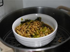 这时候酸菜肥肠也蒸好了