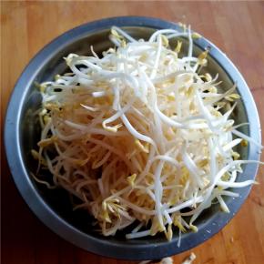 绿豆芽清洗干净。