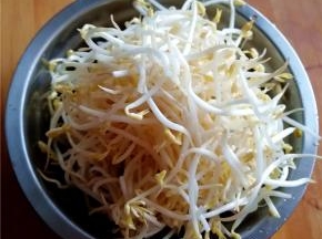 绿豆芽清洗干净。
