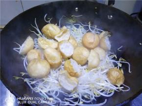 放入油面筋翻炒均匀。