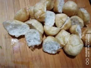 油面筋切半便于入味。