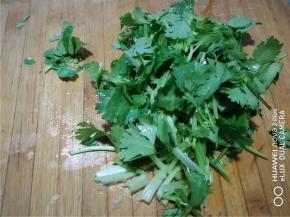 香菜清净，切段备用。