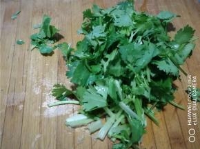 香菜清净，切段备用。