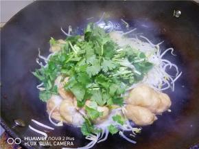 待面筋变软后，放入香菜。