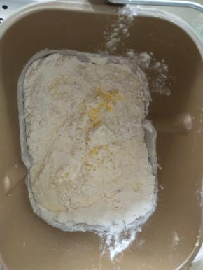 除奶酪外所有材料放入面包机揉面。