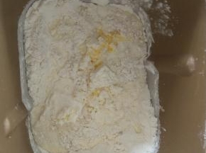 除奶酪外所有材料放入面包机揉面。